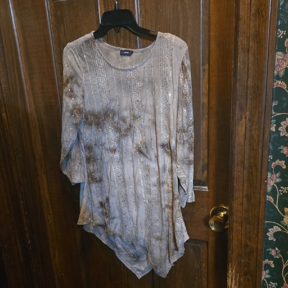 Cocomo Gray and White Asymmetrical 3/4 Sleeve Tunic